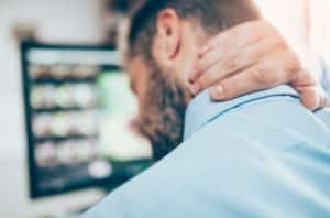 Büroangestellte nutzen sehr oft Massageauflagen wegen Nackenbeschwerden