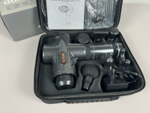 ALDOM Massagepistole Test Transportkoffer mit Zubehör Aufsätze