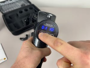ALDOM Massagepistole Touch Display bedienen Einstellung der intensität