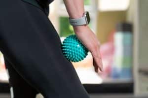 Faszienrolle und Faszienball als Alternative Behandlung bei verklebten Faszien
