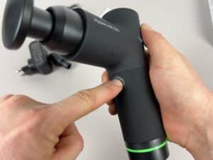 Hypervolt Go Massagepistole Test Bedienung Knopf drücken für Einstellung der Gänge