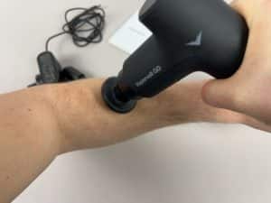 Hypervolt Go Massagepistole Test Massage am Arm