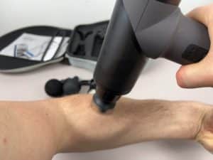 Orthogun 3.0 Massagepistole Test - Massage am Arm mit Metallaufsatz