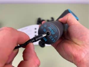 Flow Mini Massage Gun Test - technische Infos Akkukabel einstecken