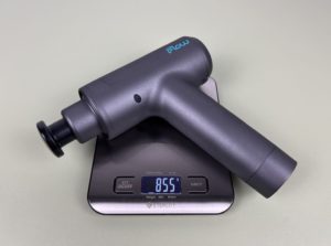 Flow Mini Massagepistole Gewicht gemessen mit Aufsatz